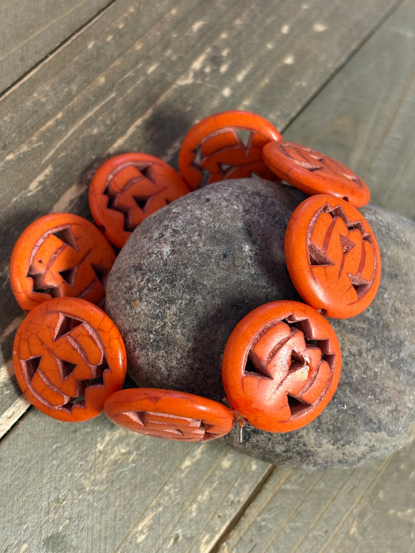 Spooky Pumpkin Howlite Beaded Bracelet – Halloween Edition