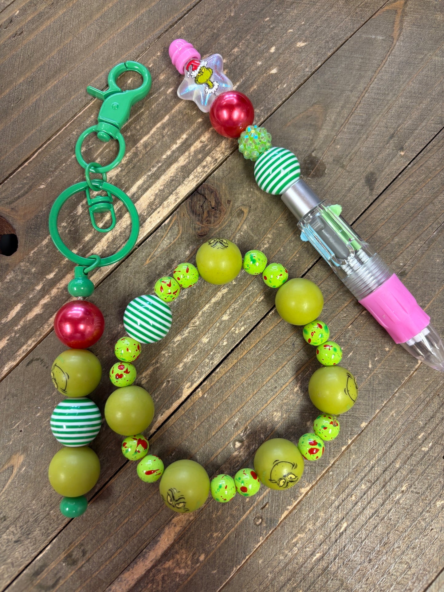 🎄 Grinch-Inspired Beaded Gift Set – Keychain, Bracelet & Beadable Multicolor Ink Pen Bundle