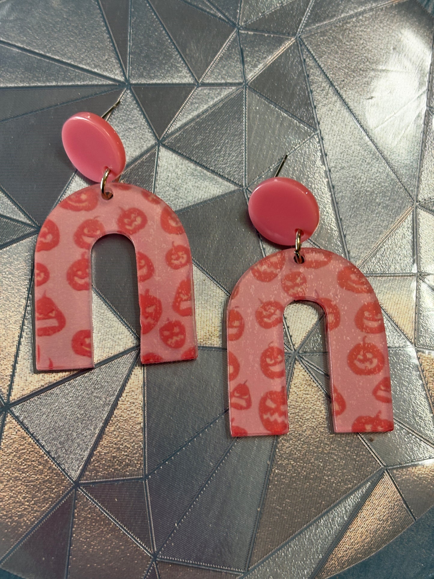 🎃 Pink Jack-O’-Lantern Arch Acrylic Earrings