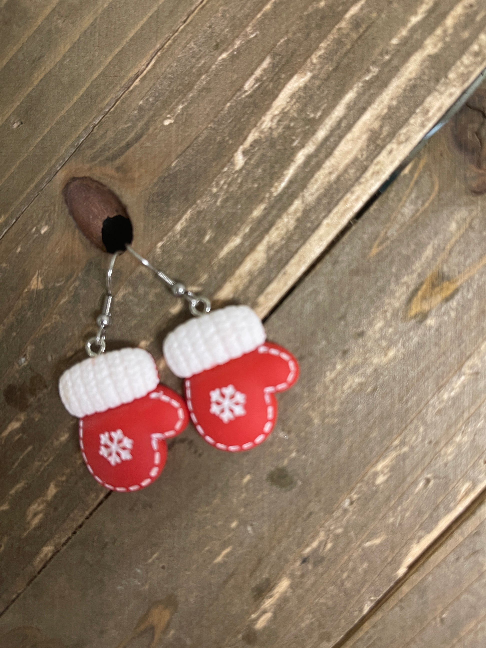 Christmas Mittens Wire EarringsPink tiful of LOVE