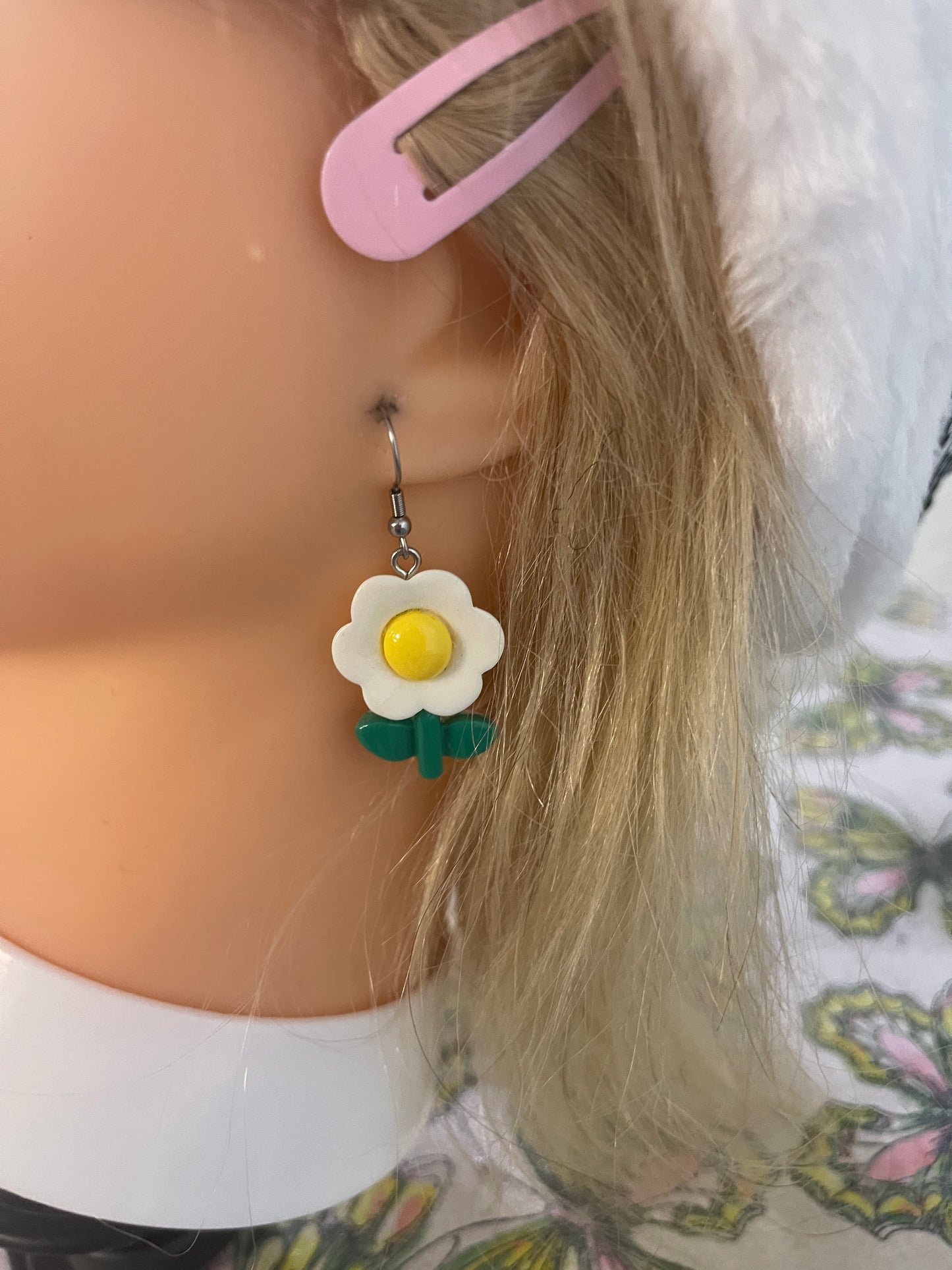 Daisy Wire Earrings; white petals, yellow center and green stemPink tiful of LOVE