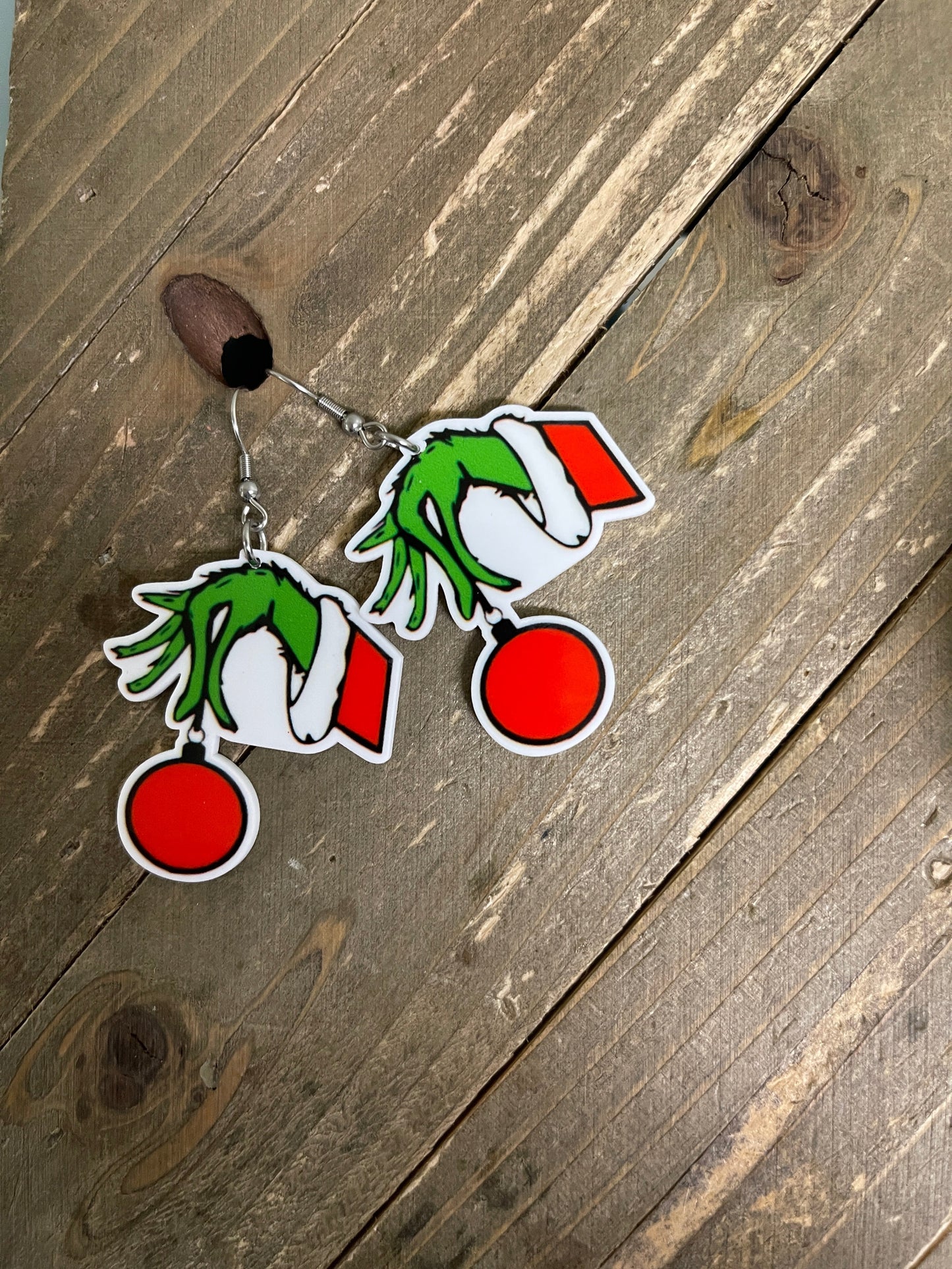 Grinch Stealing Christmas Wire EarringsPink tiful of LOVE