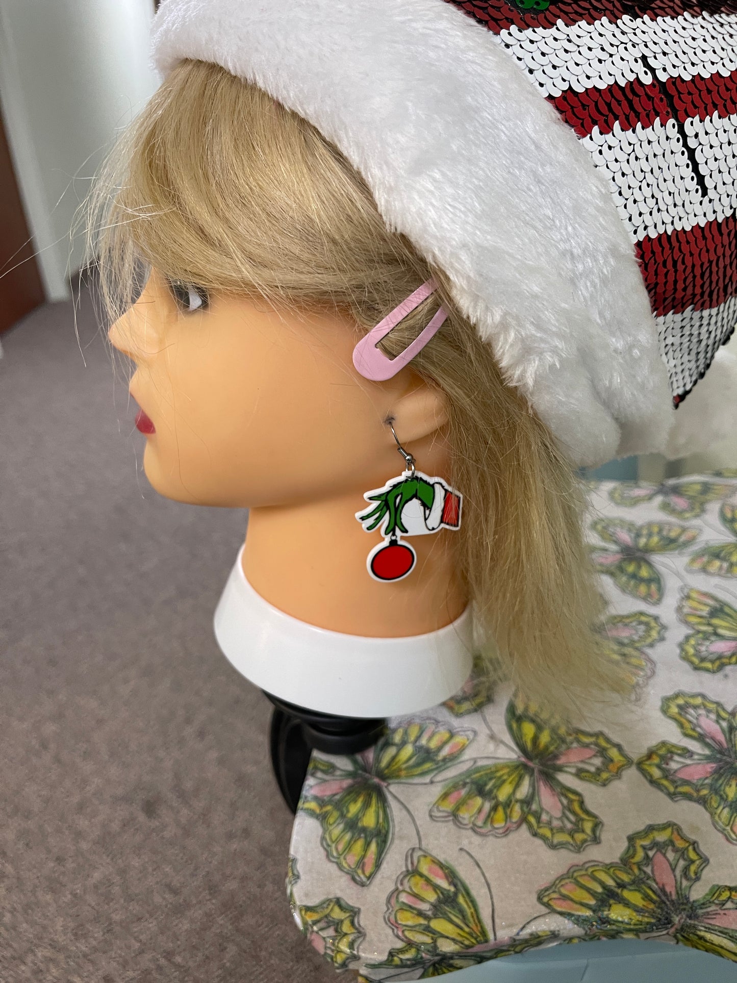 Grinch Stealing Christmas Wire EarringsPink tiful of LOVE