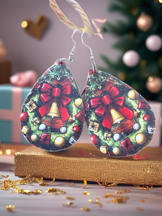 Hand-Painted Christmas Wreath Teardrop Earrings – Festive Leather Dangles