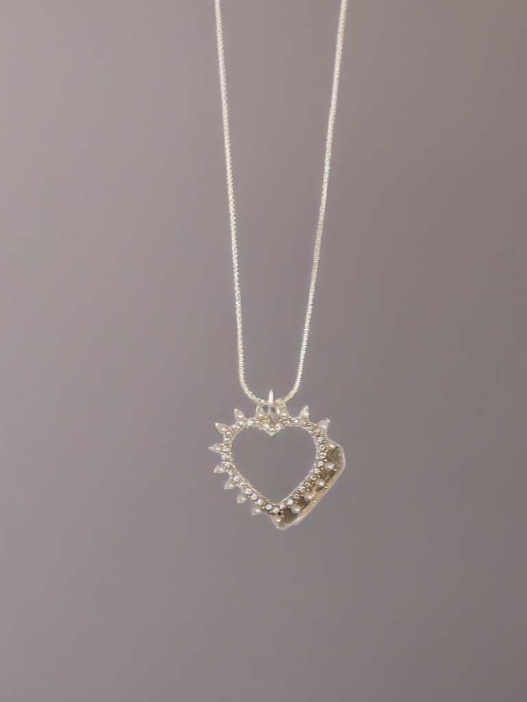 Rhinestone & Pearl Open Heart Necklace on Gold Snake Chain – Elegant Heart Pendant