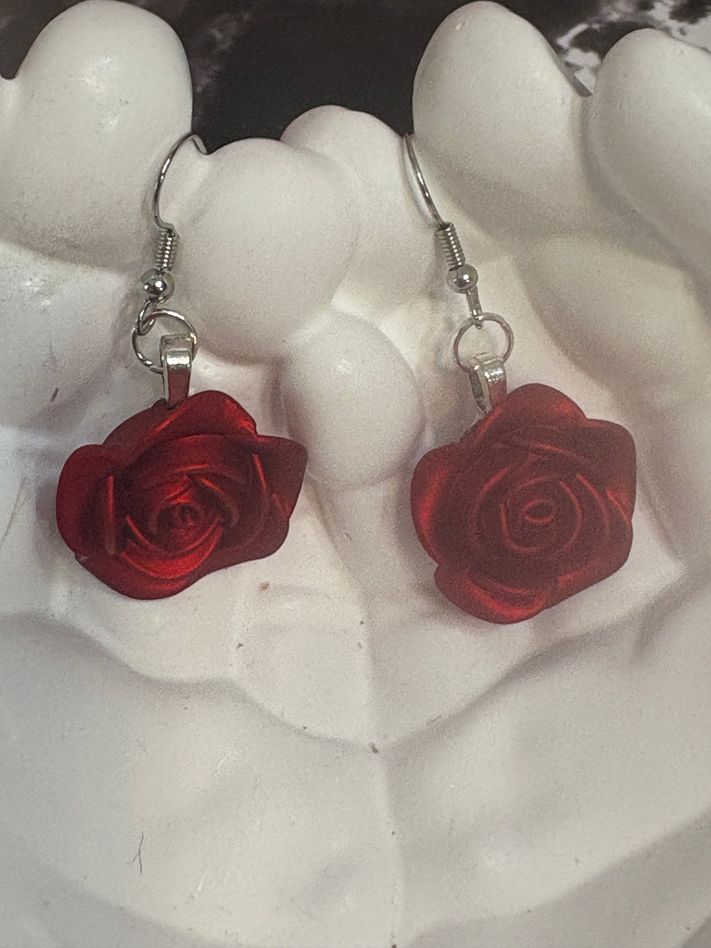 Red Rose Wire Earrings – Classic & Romantic Style