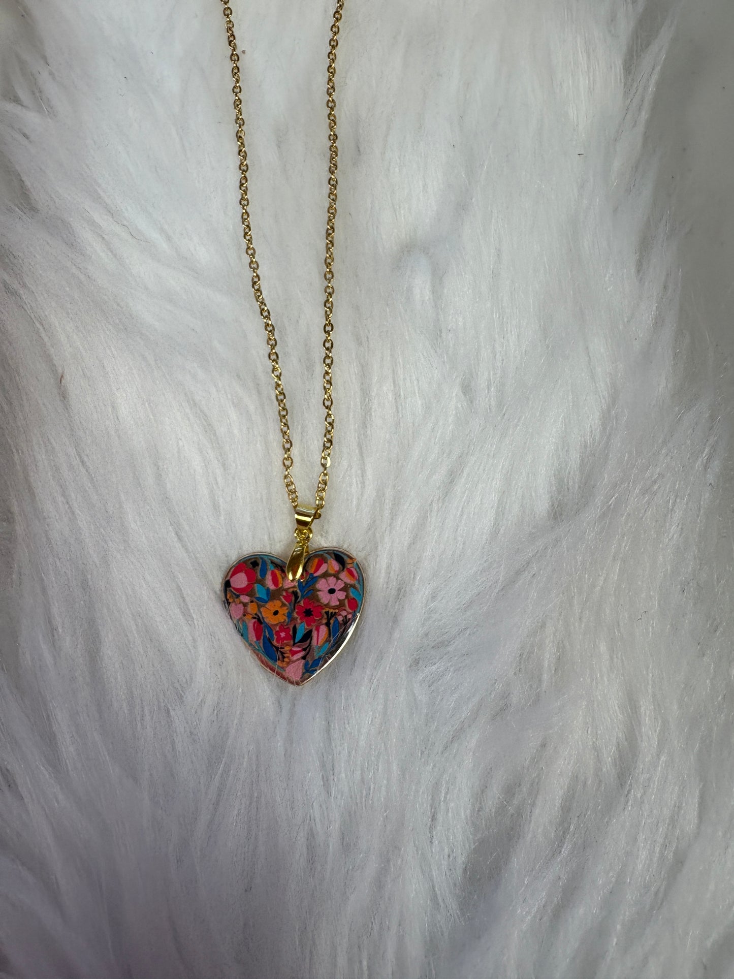 🌸 Floral Heart Pendant Necklace – Gold Chain