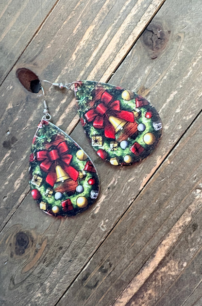 Hand-Painted Christmas Wreath Teardrop Earrings – Festive Leather Dangles