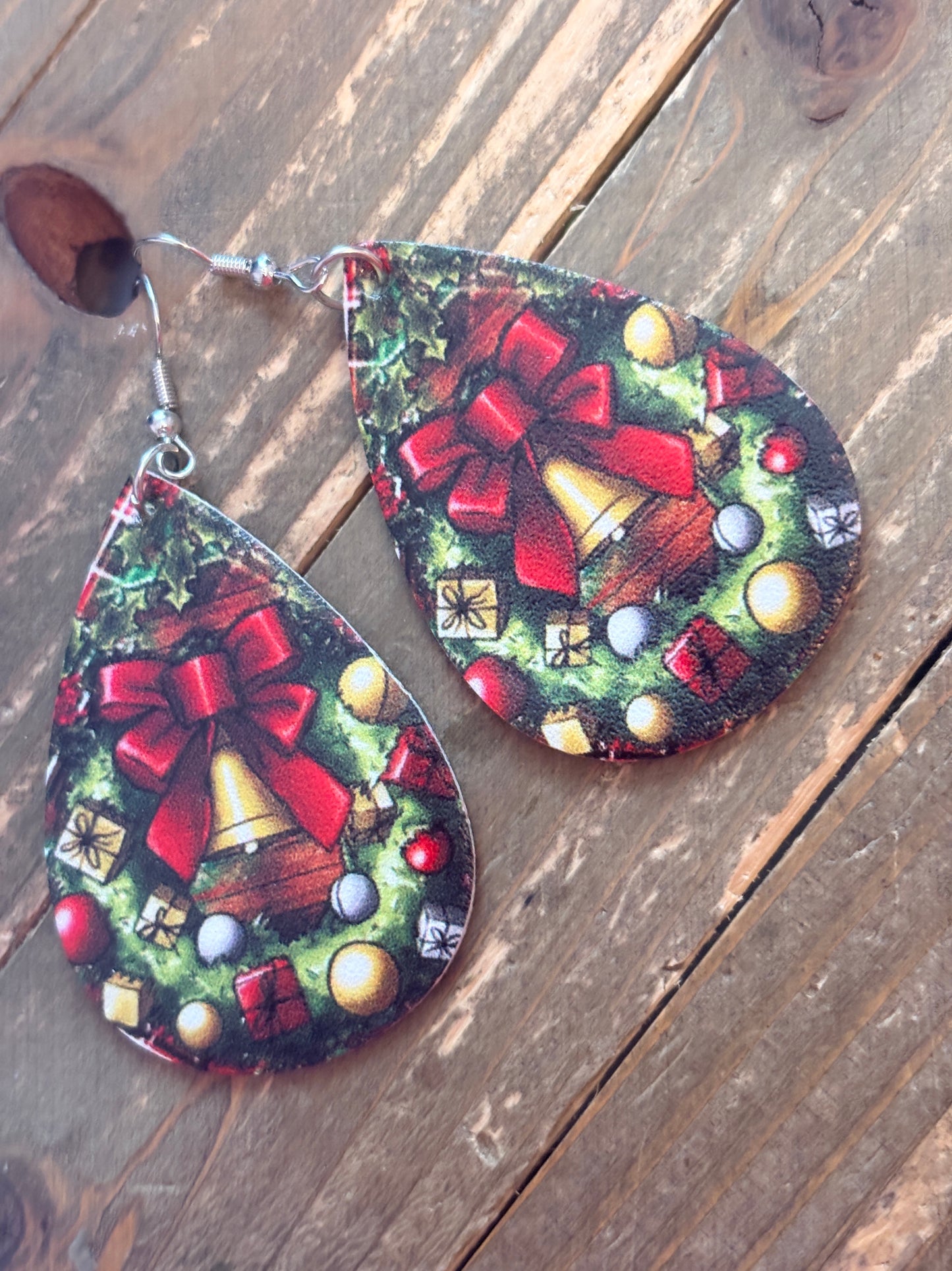 Hand-Painted Christmas Wreath Teardrop Earrings – Festive Leather Dangles
