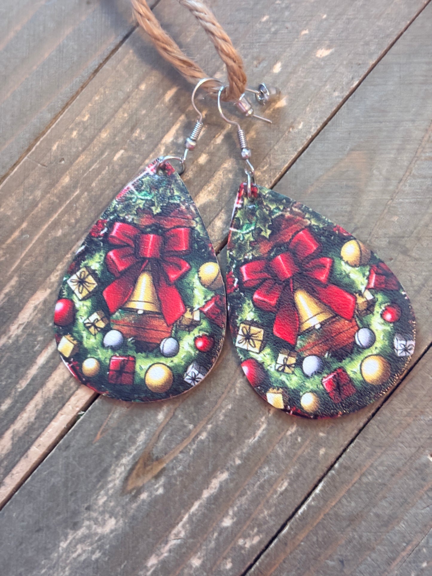 Hand-Painted Christmas Wreath Teardrop Earrings – Festive Leather Dangles