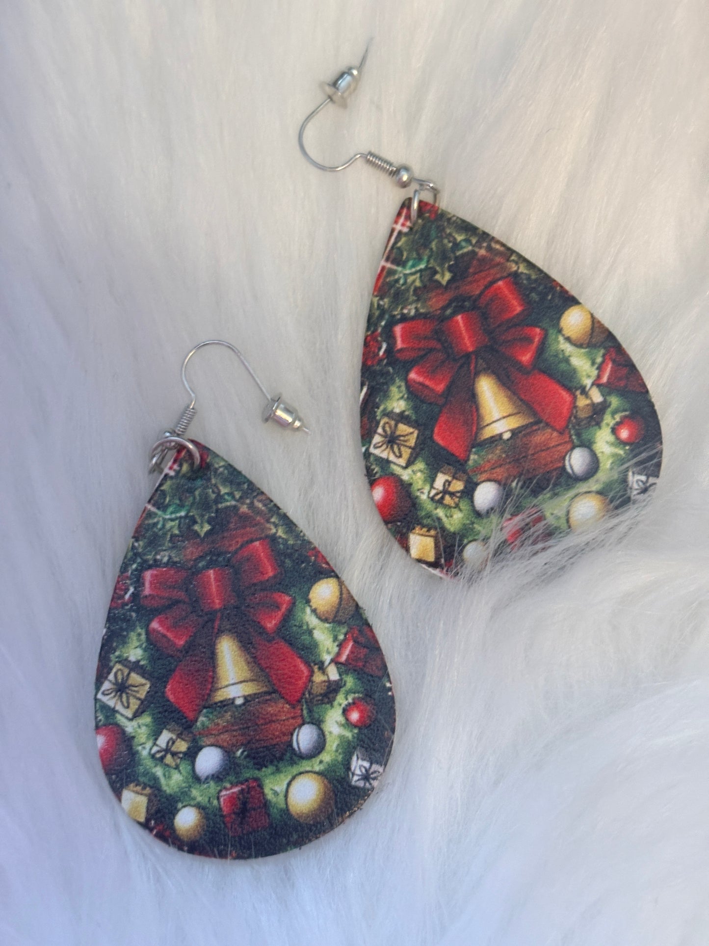 Hand-Painted Christmas Wreath Teardrop Earrings – Festive Leather Dangles