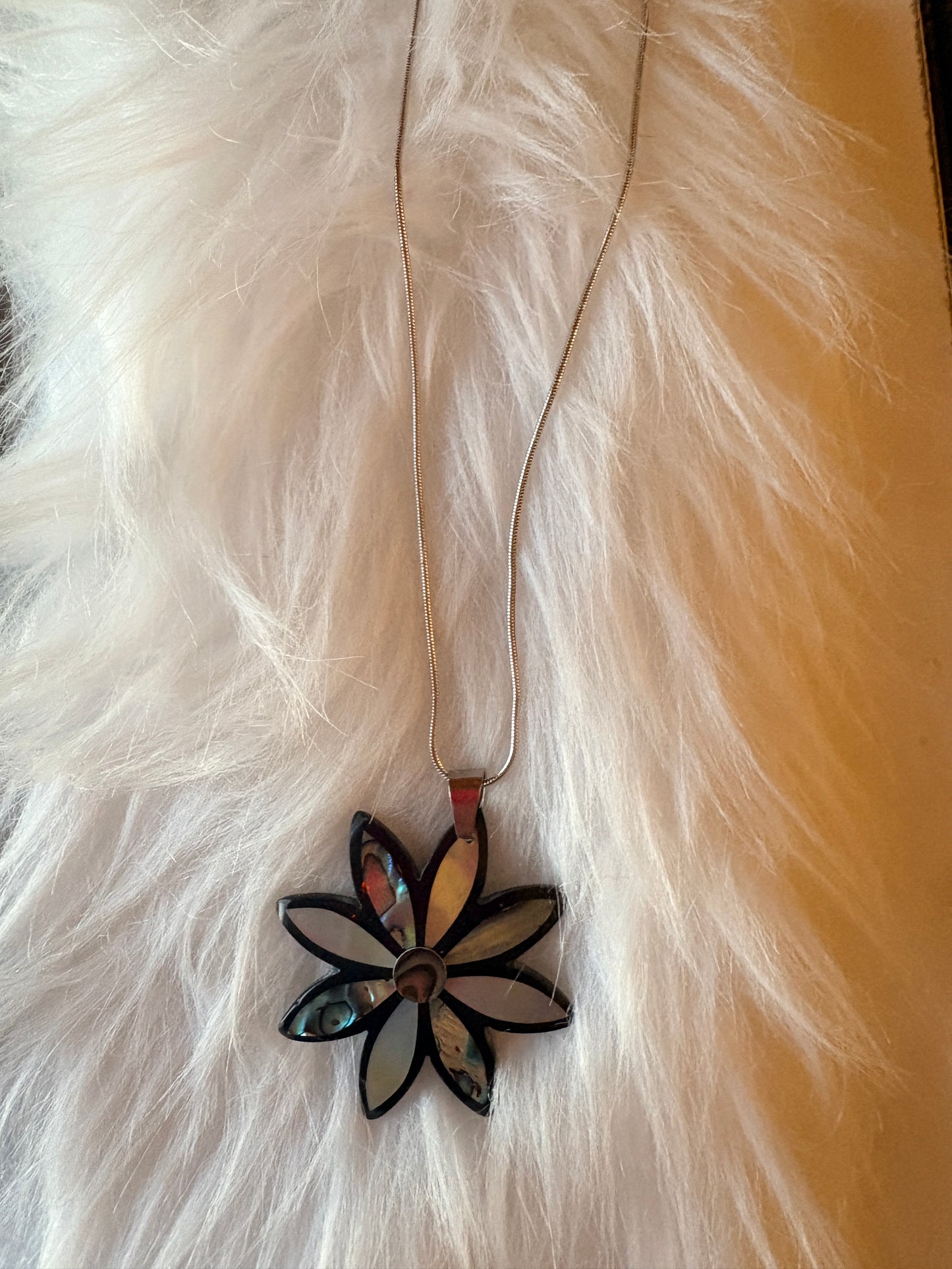 Flower Shell Pendant Necklace on Silver Snake Chain – Iridescent Mother of Pearl Floral Jewelry