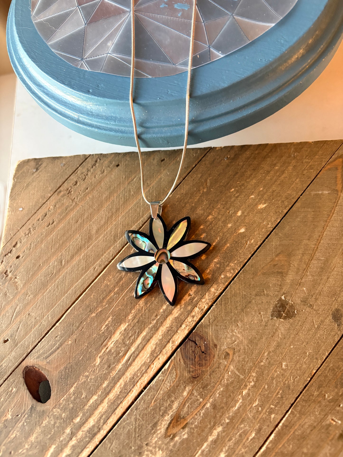 Flower Shell Pendant Necklace on Silver Snake Chain – Iridescent Mother of Pearl Floral Jewelry