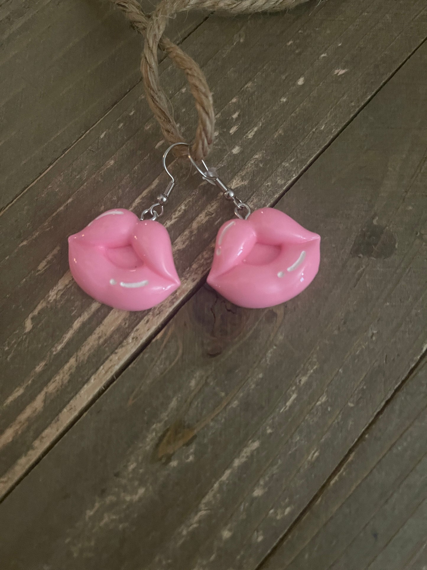Pink Lips Wire Earrings; Valentine's DayPink tiful of LOVE