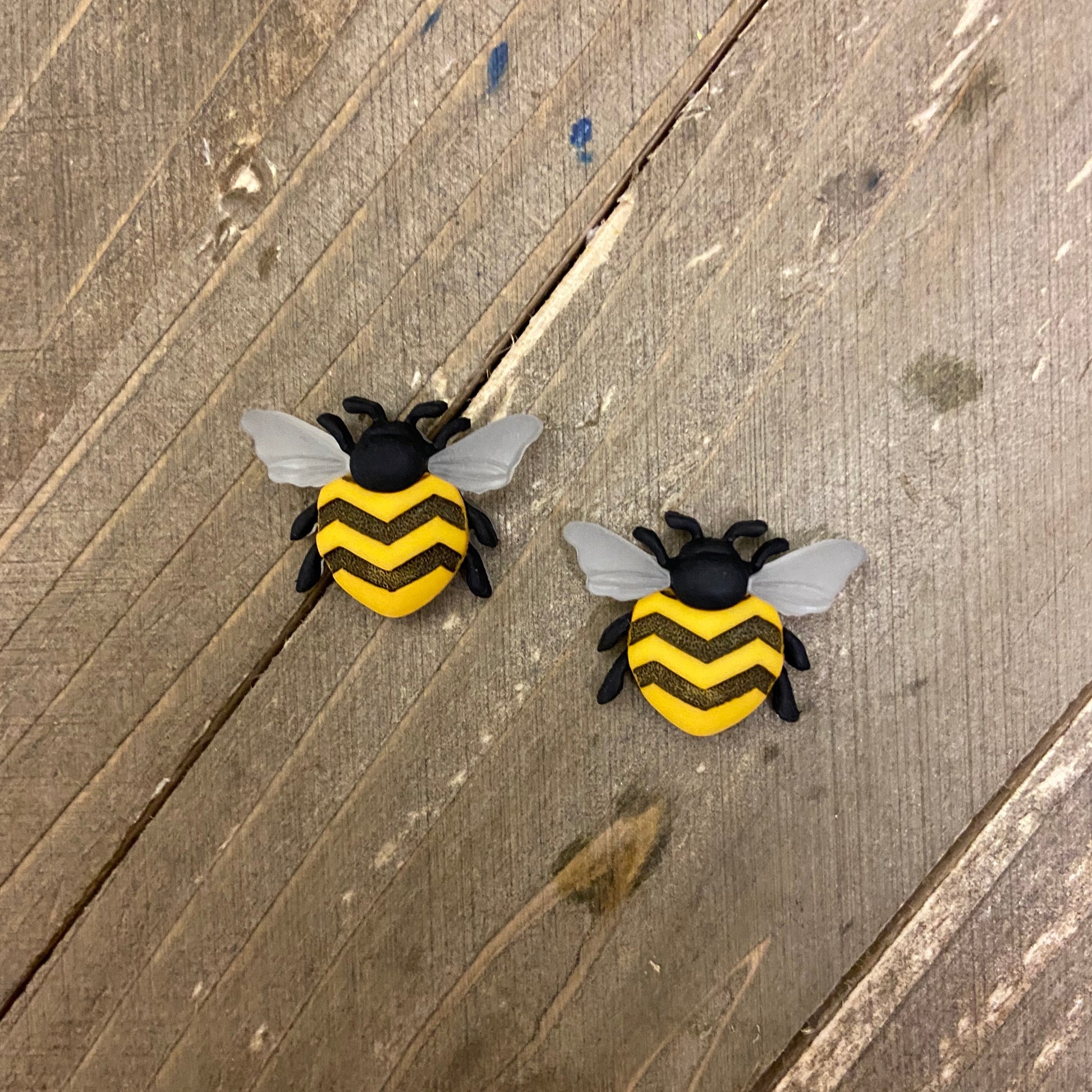 BEE HAPPY Post EarringsPink tiful of LOVE