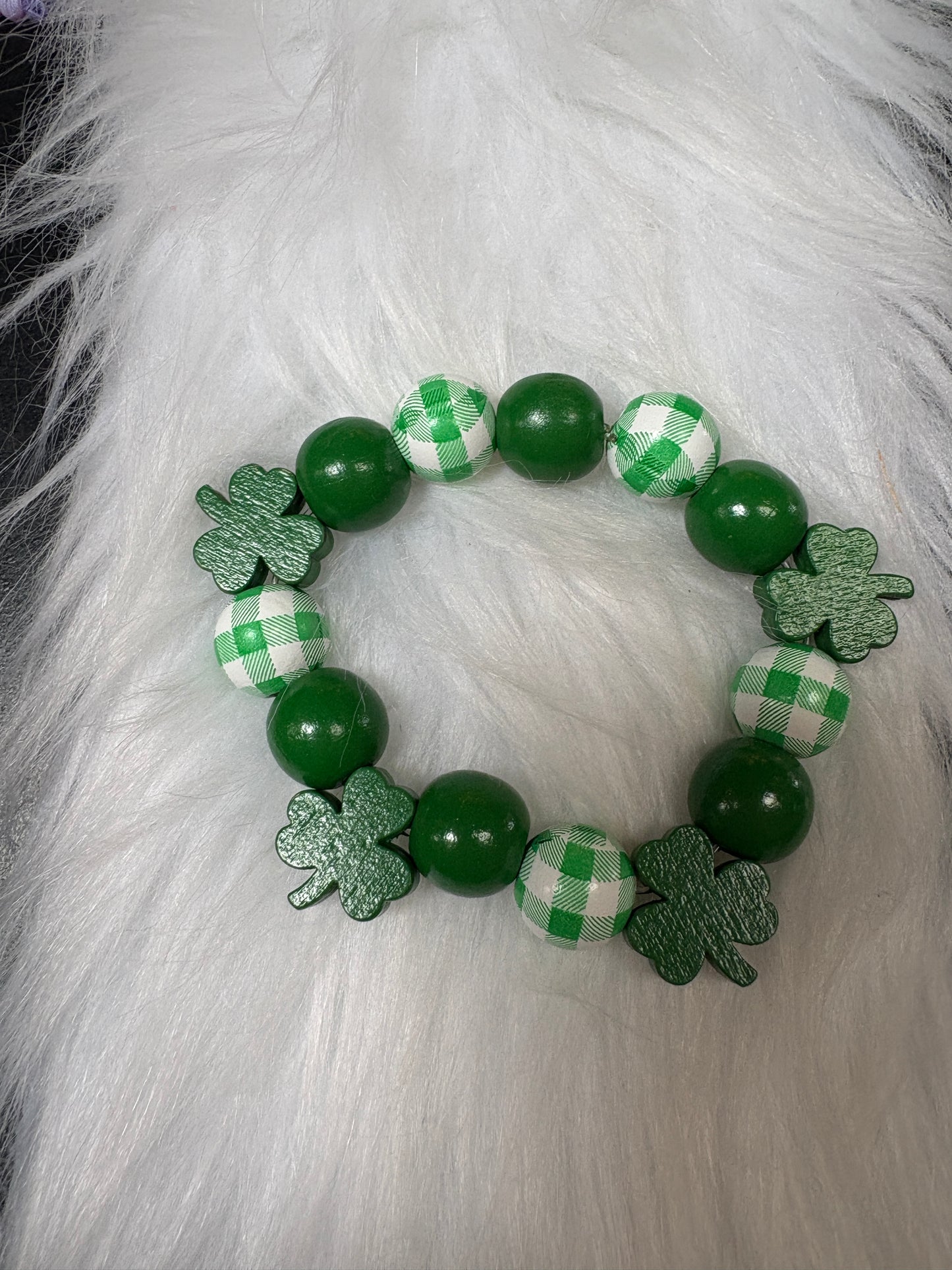 St. Patrick's Day Wooden Round green, checkered and shamrock Beaded Bracelet
