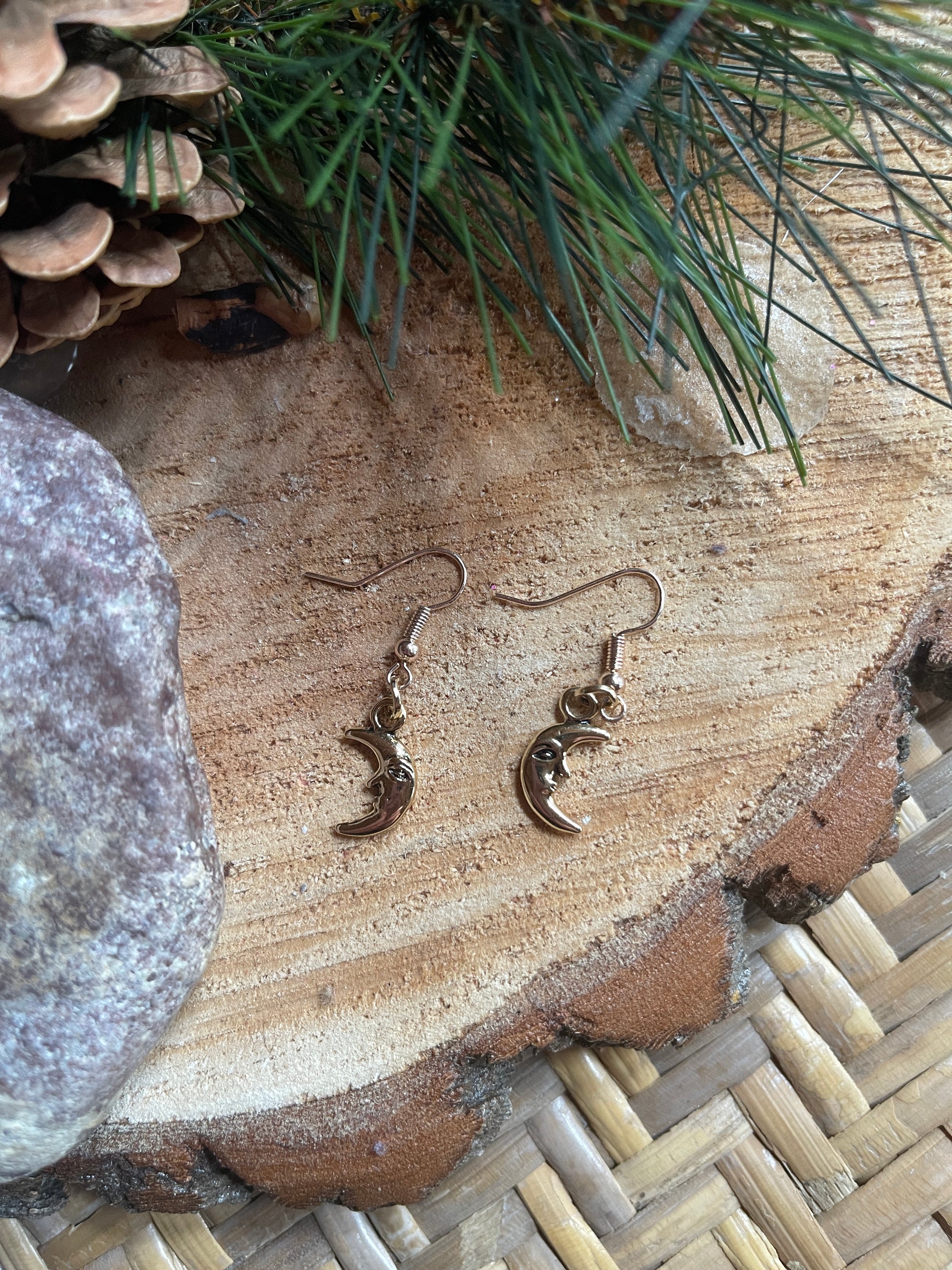 Moon charm Wire EarringPink tiful of LOVE