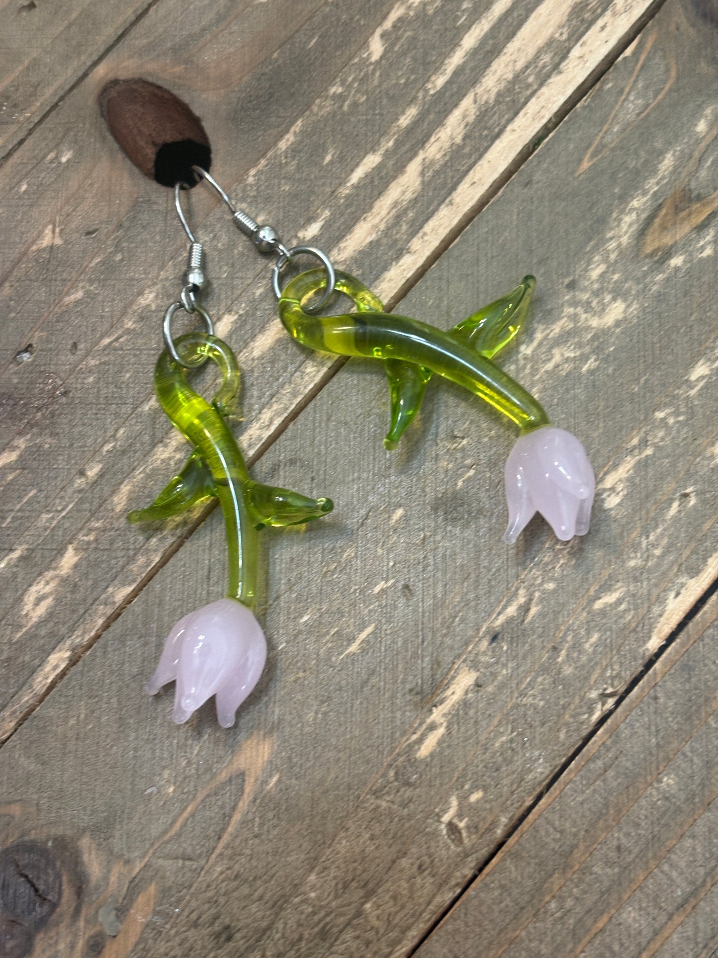 🌷✨ Pastel Pink Tulip Handblown Glass Wire Earrings ✨🌷