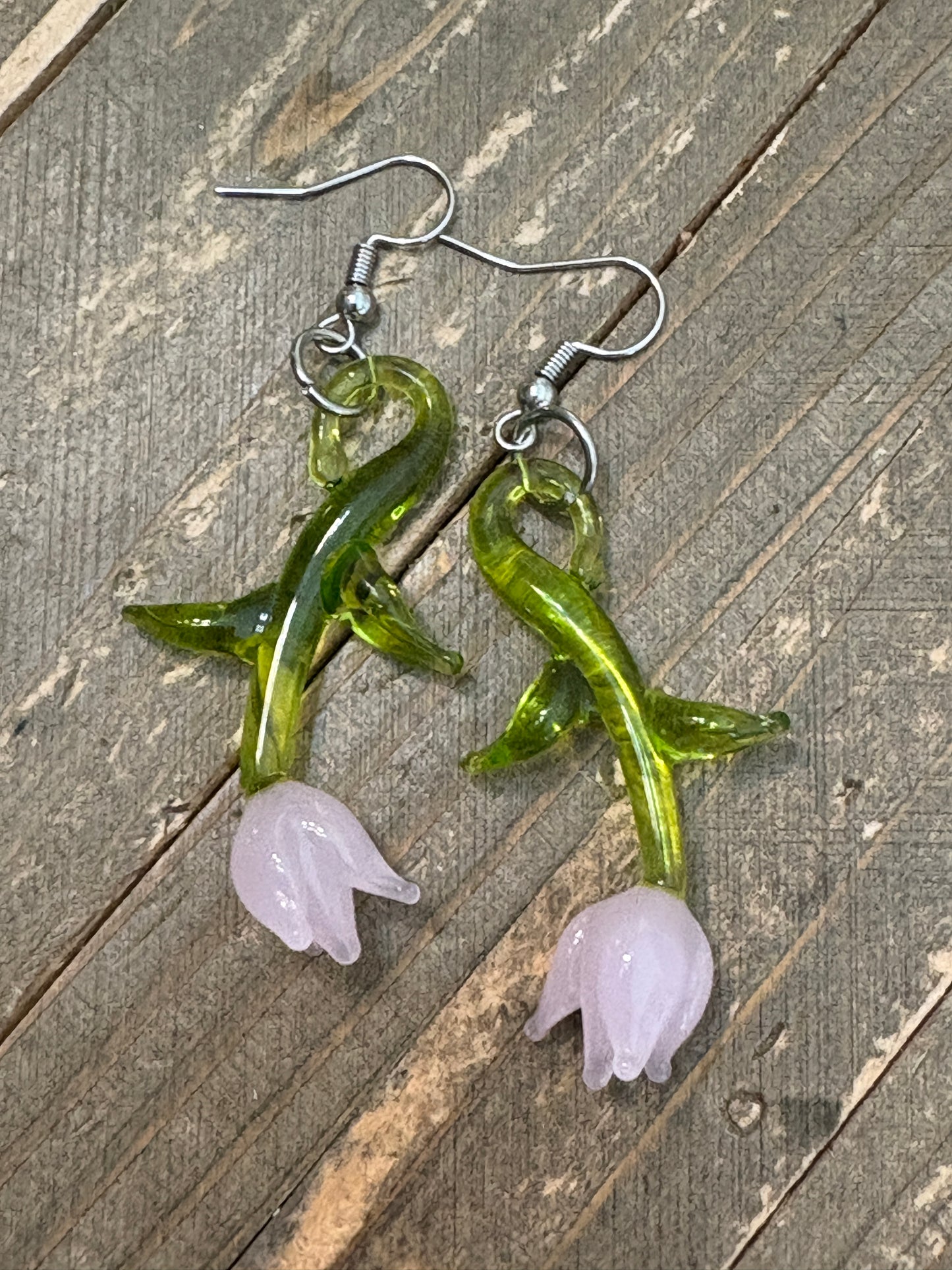 🌷✨ Pastel Pink Tulip Handblown Glass Wire Earrings ✨🌷