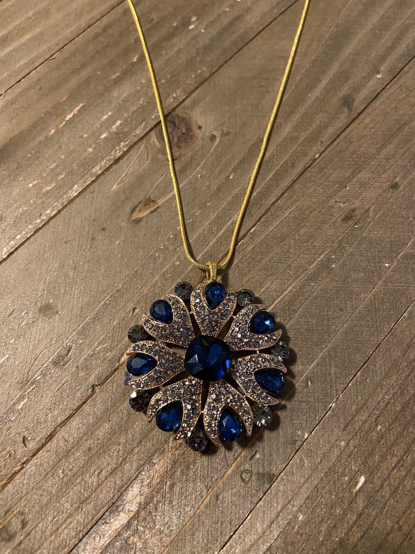 Glittering Shine GOLD CHAIN NECKLACE with A BEAUTIFUL BLUE & GOLD RHINESTONE FLOWER-LIKE PENDANT