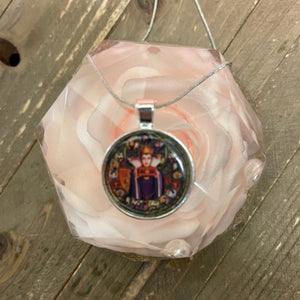 Evil Queen Cabochon Round  Pendant on a Silver Chain Necklace (NK201-4)